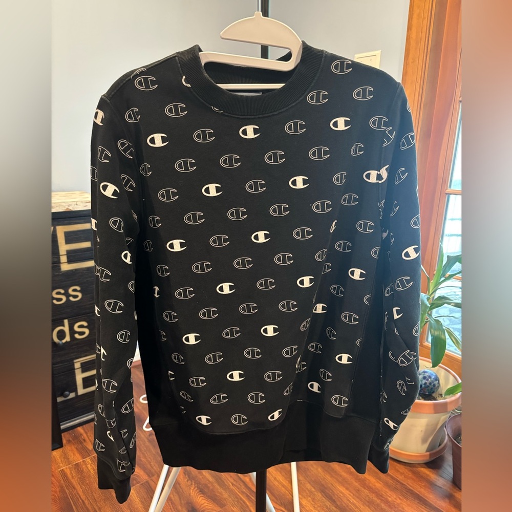 Champion Sweatshirt. Black with logo print. Men’s Size S